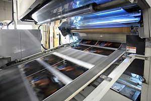 太陽堂成晃社の印刷機械：　UVラミコート機（日本・ハママツ製作所製）